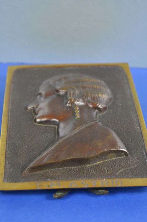 SIGNED BRONZE PLAQUE QUEEN ASTRID BELGIUMC1925 - ADDITIONAL PHOTO 7