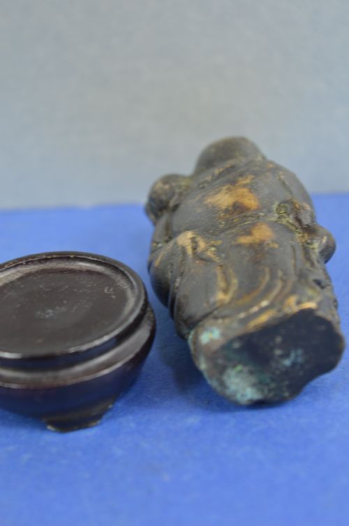 CHINESE BRONZE STATUE OF IMMORTAL LIU HAICHAN C1700 - ADDITIONAL PHOTO 4