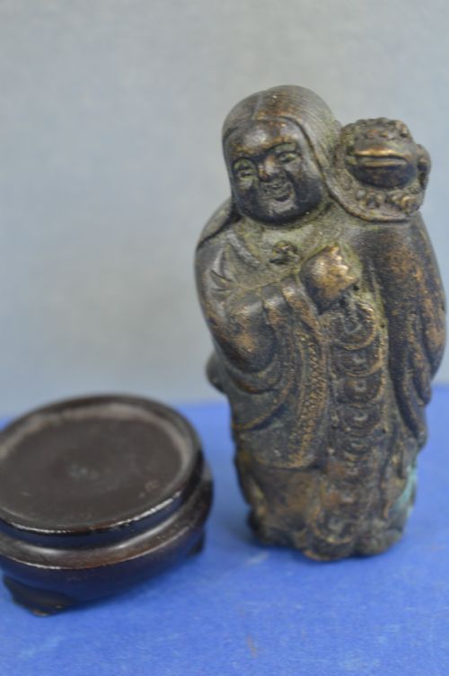 CHINESE BRONZE STATUE OF IMMORTAL LIU HAICHAN C1700 - ADDITIONAL PHOTO 6