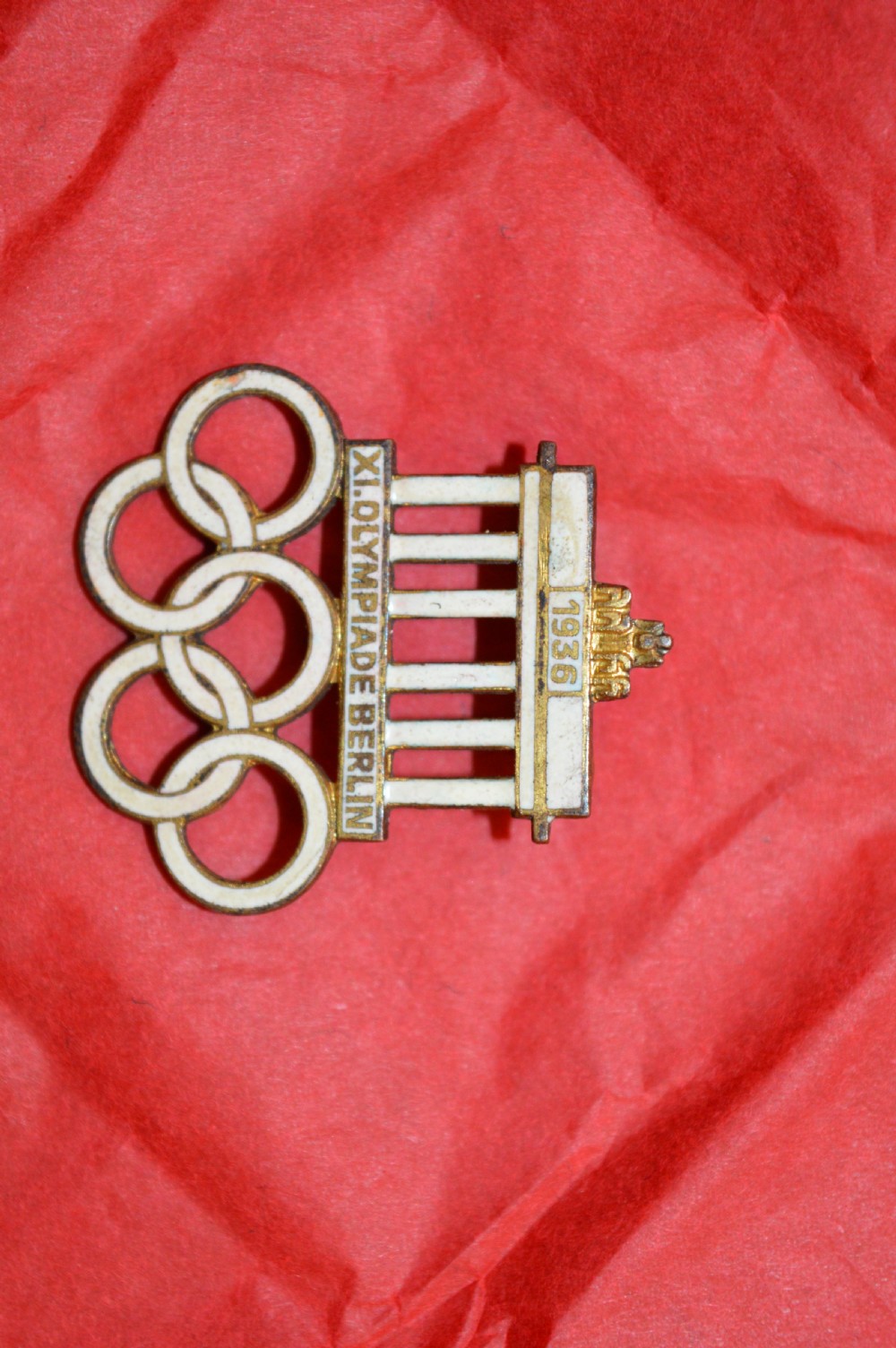 A 1936 Berlin Olympic Games enamel visitor badge featuring the Brandenburg Gate above five interconnected Olympic rings. View V