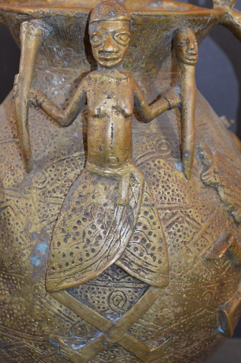 Large (14kg) Benin Bronze Ceremonial Pot, c1900 View IX