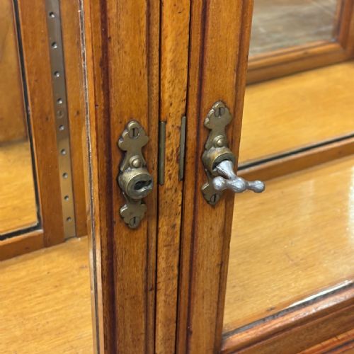 MAHOGANY SHOP DISPLAY CABINET WITH MIRRORED INTERIOR - ADDITIONAL PHOTO 3