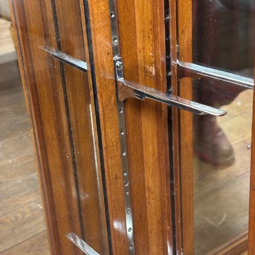 MAHOGANY SHOP DISPLAY CABINET WITH MIRRORED INTERIOR - ADDITIONAL PHOTO 4