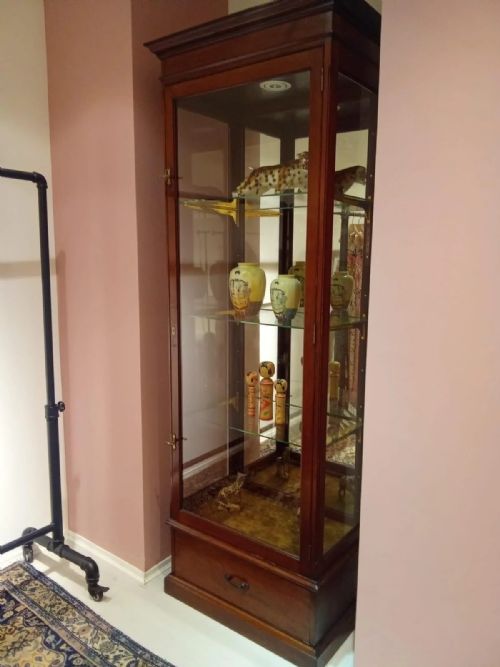 MAHOGANY SHOP DISPLAY CABINET WITH ADJUSTABLE GLASS SHELVES - ADDITIONAL PHOTO 1
