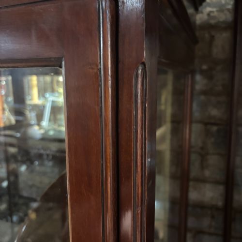 MAHOGANY SHOP DISPLAY CABINET WITH ADJUSTABLE GLASS SHELVES - ADDITIONAL PHOTO 2