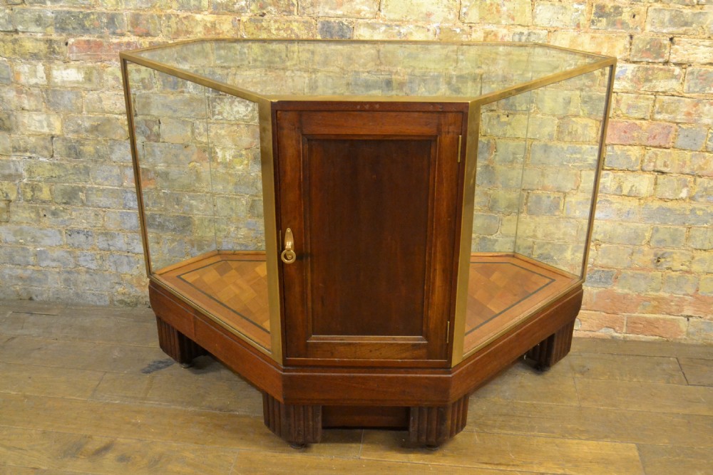 Bronze Display Shop Counter View IV