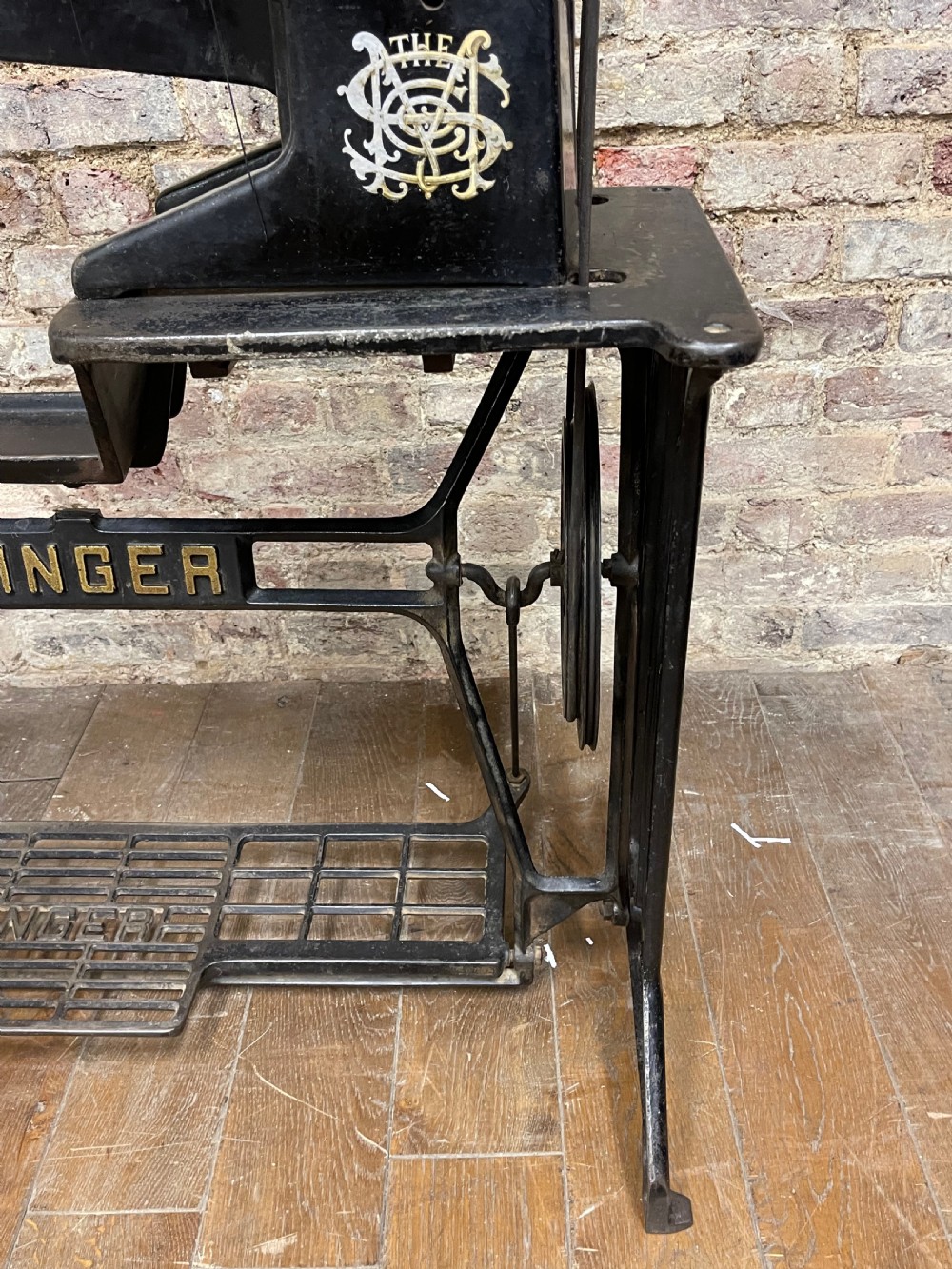Vintage Singer Cobbler Leather Sewing Machine View II