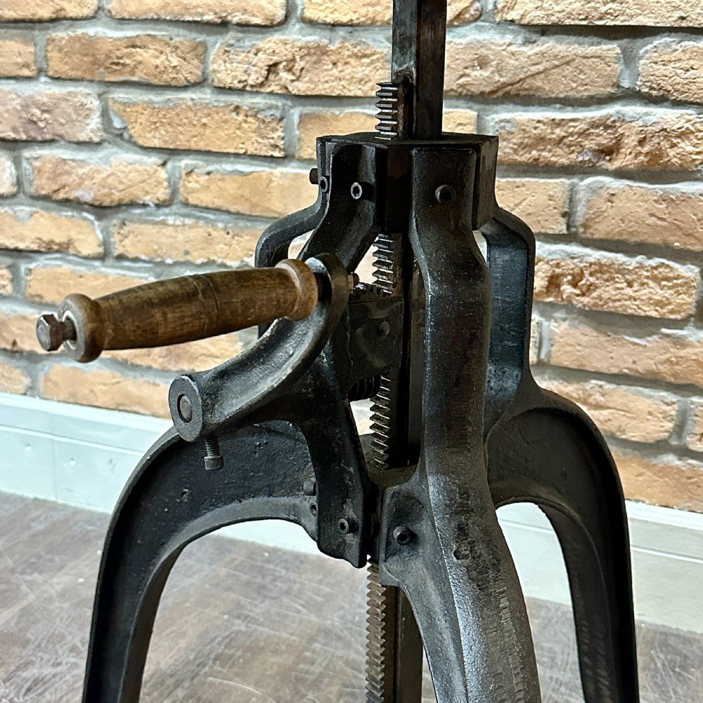 INDUSTRIAL ROUND TABLE View IV