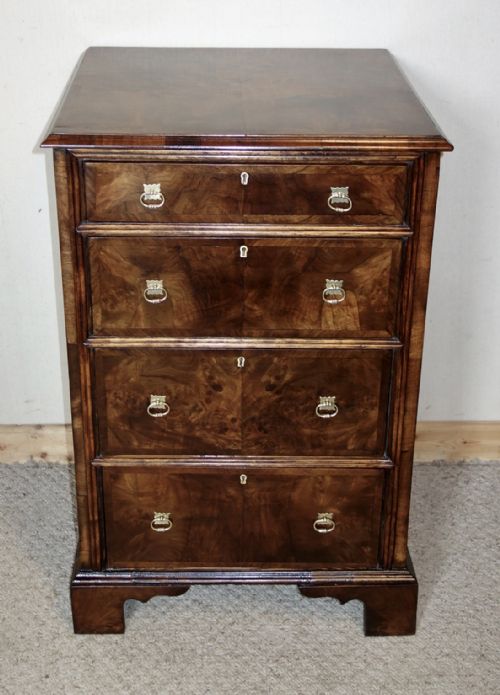 small victorian walnut chest of drawers - CATEGORY: ANTIQUE CHEST OF DRAWERS - DATED VICTORIAN