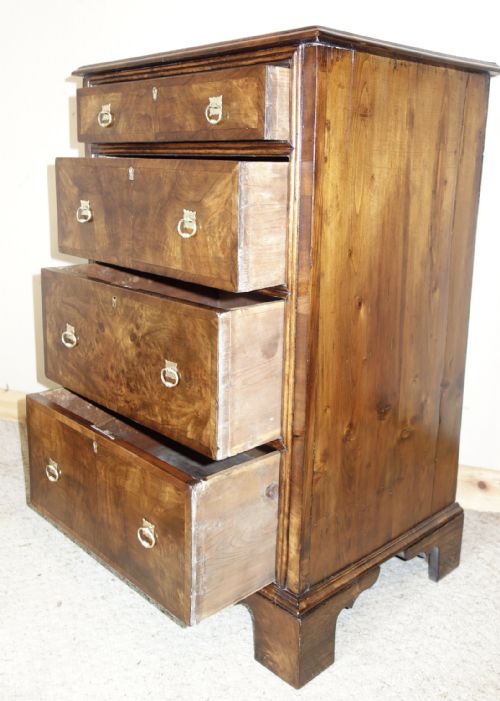 SMALL VICTORIAN WALNUT CHEST OF DRAWERS - ADDITIONAL PHOTO 4