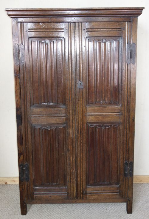 dark solid oak double door wardrobe - CATEGORY: ANTIQUE WARDROBES - DATED 1910