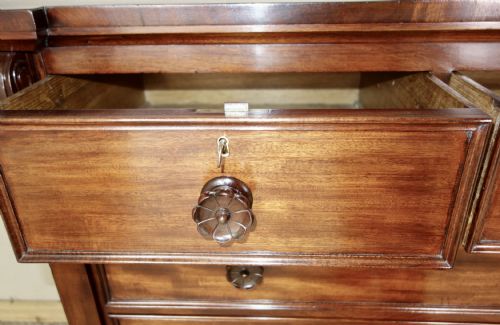 VICTORIAN MAHOGANY CHEST OF DRAWERS - ADDITIONAL PHOTO 4