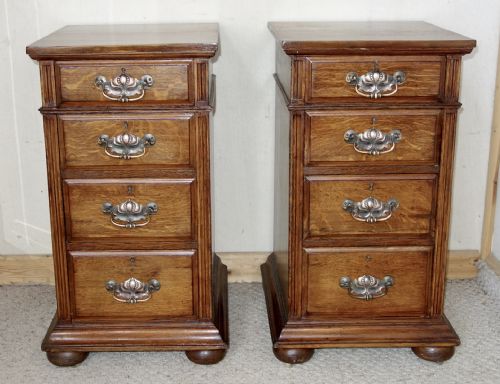 pair of oak bedside chest of drawers - CATEGORY: ANTIQUE CABINETS - DATED 1920