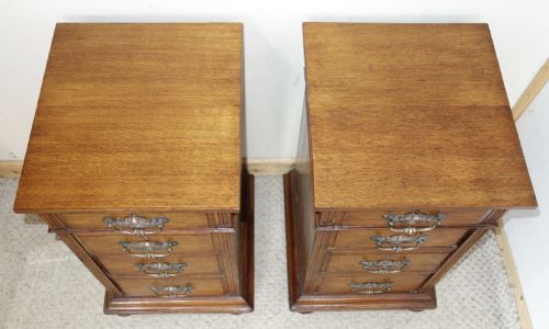 PAIR OF OAK BEDSIDE CHEST OF DRAWERS - ADDITIONAL PHOTO 1