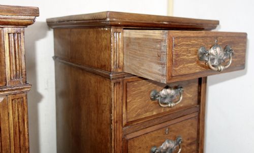 PAIR OF OAK BEDSIDE CHEST OF DRAWERS - ADDITIONAL PHOTO 2