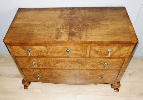 FIGURED WALNUT CHEST OF DRAWERS - ADDITIONAL PHOTO 3