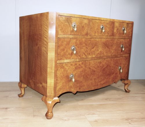 FIGURED WALNUT CHEST OF DRAWERS - ADDITIONAL PHOTO 4