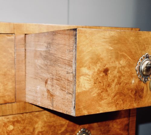 FIGURED WALNUT CHEST OF DRAWERS - ADDITIONAL PHOTO 5