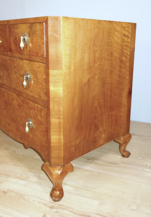 FIGURED WALNUT CHEST OF DRAWERS - ADDITIONAL PHOTO 6