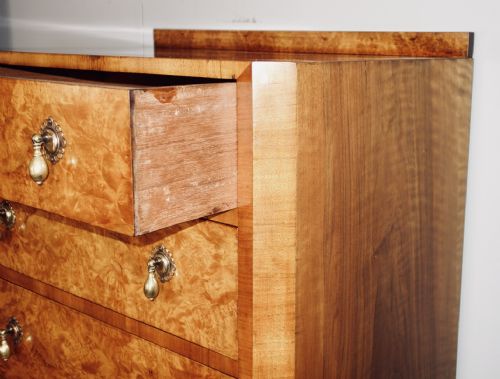 TALL FIGURED WALNUT CHEST OF DRAWERS - ADDITIONAL PHOTO 5