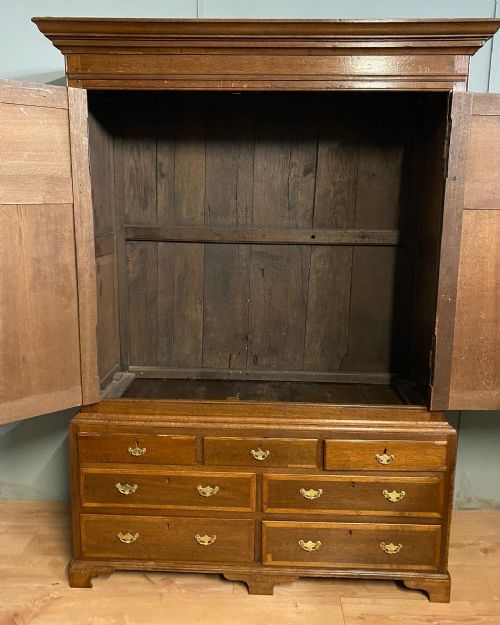 ANTIQUE OAK LIVERY CUPBOARD - ADDITIONAL PHOTO 3
