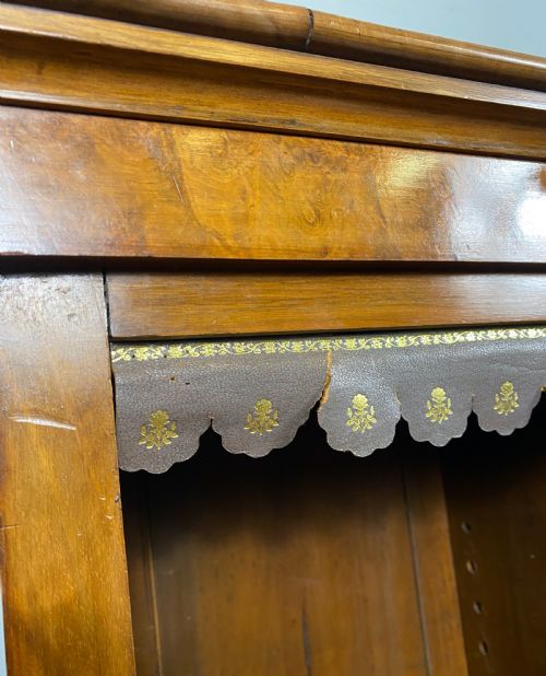 SMALL VICTORIAN WALNUT BOOKCASE - ADDITIONAL PHOTO 5