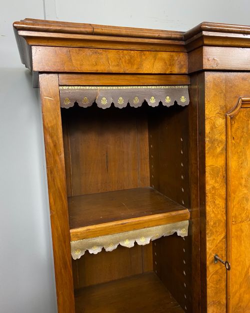 SMALL VICTORIAN WALNUT BOOKCASE - ADDITIONAL PHOTO 6
