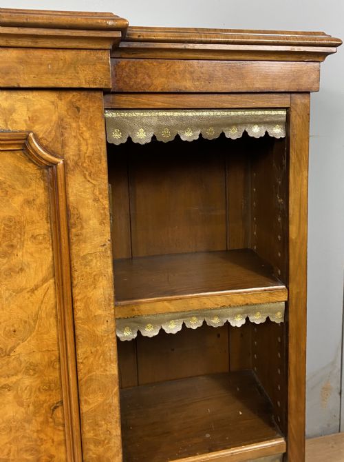 SMALL VICTORIAN WALNUT BOOKCASE - ADDITIONAL PHOTO 7