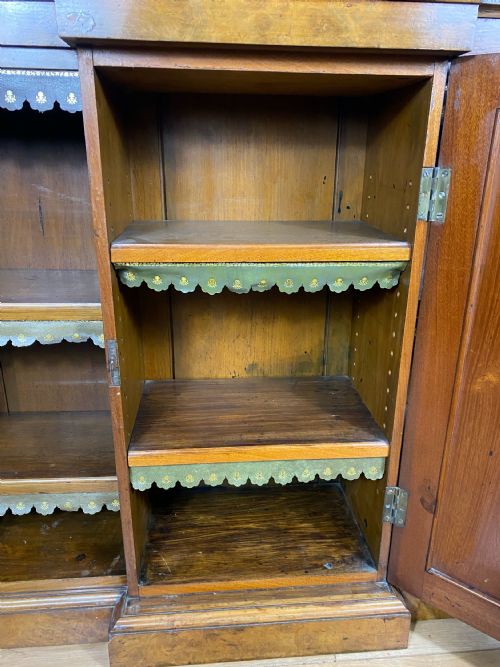 SMALL VICTORIAN WALNUT BOOKCASE - ADDITIONAL PHOTO 4