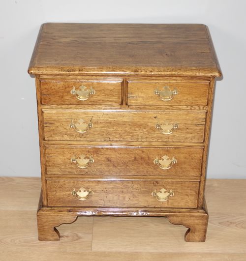 very small oak chest of drawers - CATEGORY: ANTIQUE CHEST OF DRAWERS - DATED 1930