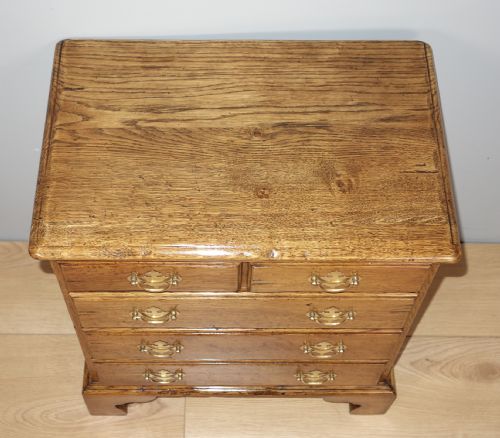 VERY SMALL OAK CHEST OF DRAWERS - ADDITIONAL PHOTO 1