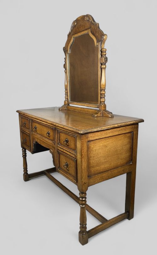 oak dressing table with mirror - CATEGORY: ANTIQUE DRESSING TABLES - DATED 1930