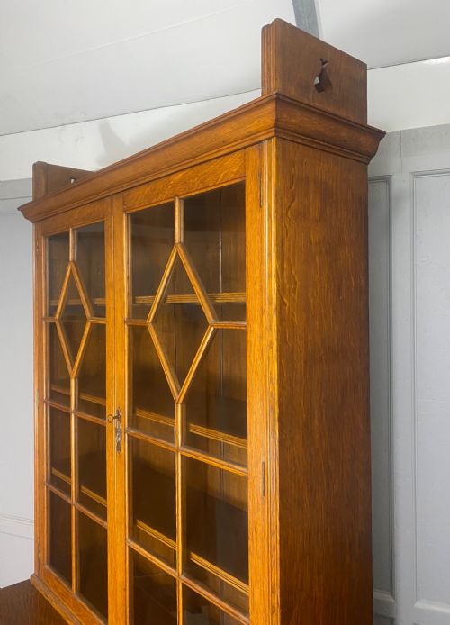 LARGE EDWARDIAN OAK ARTS CRAFTS BOOKCASE - ADDITIONAL PHOTO 3