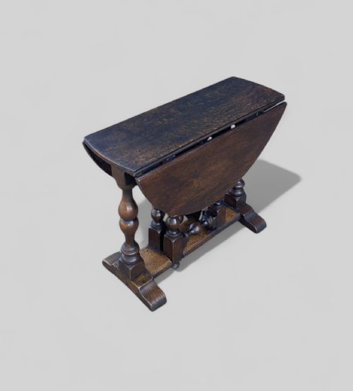 SMALL OAK GATELEG COFFEE TABLE - ADDITIONAL PHOTO 3