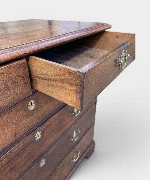 LATE 18TH CENTURY GEORGIAN OAK CHEST OF DRAWERS - ADDITIONAL PHOTO 7
