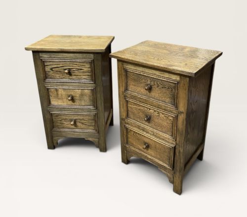 SMALL PAIR OF OAK CHESTS OF DRAWERS