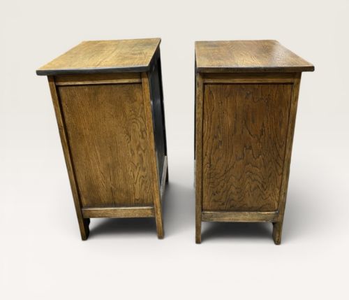 SMALL PAIR OF OAK CHESTS OF DRAWERS - ADDITIONAL PHOTO 1