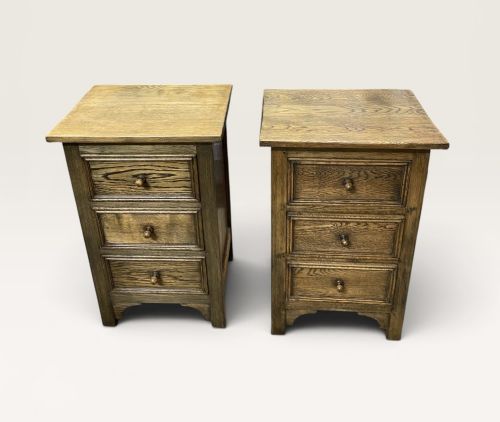 SMALL PAIR OF OAK CHESTS OF DRAWERS - ADDITIONAL PHOTO 2