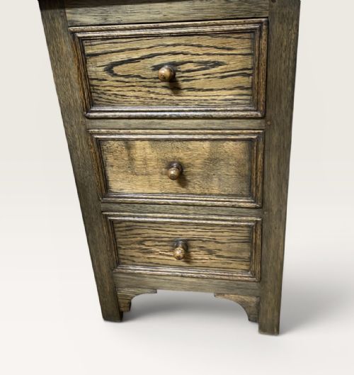 SMALL PAIR OF OAK CHESTS OF DRAWERS - ADDITIONAL PHOTO 3