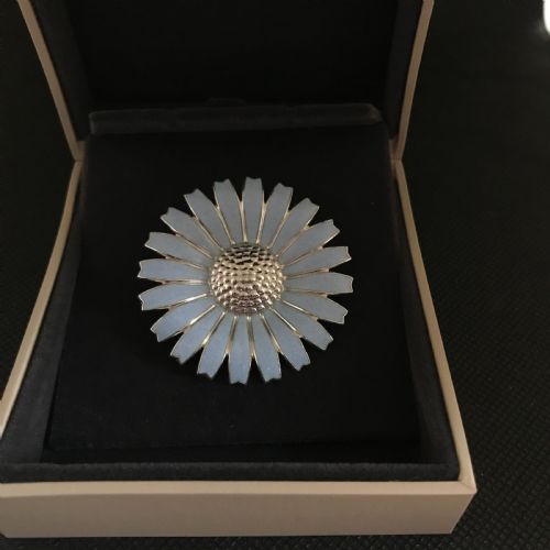 georg jensen silver and enamel daisy brooch - CATEGORY: ANTIQUE JEWELLERY - DATED 1960
