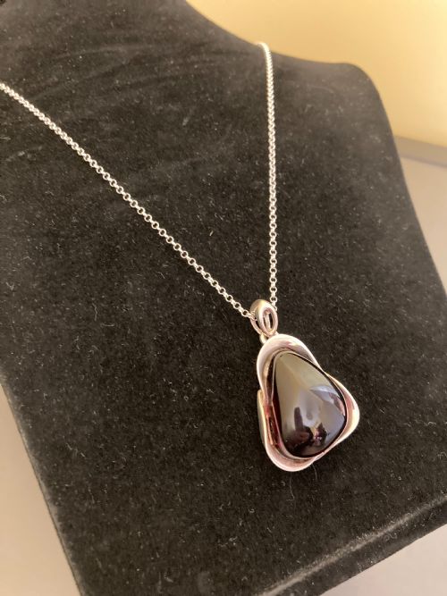 DANISH SILVER PENDANT WITH LARGE POLISHED CHERRY AMBER 1960S - ADDITIONAL PHOTO 3