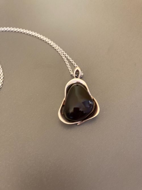 DANISH SILVER PENDANT WITH LARGE POLISHED CHERRY AMBER 1960S - ADDITIONAL PHOTO 5