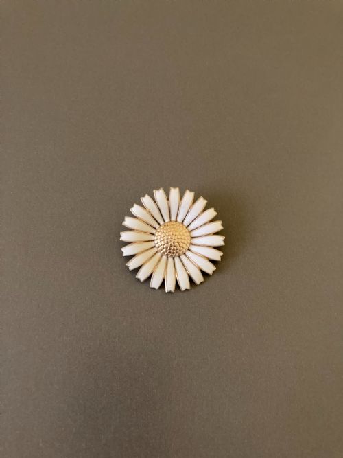 DANISH SILVER GILT AND ENAMEL DAISY BROOCH 1950S - ADDITIONAL PHOTO 2