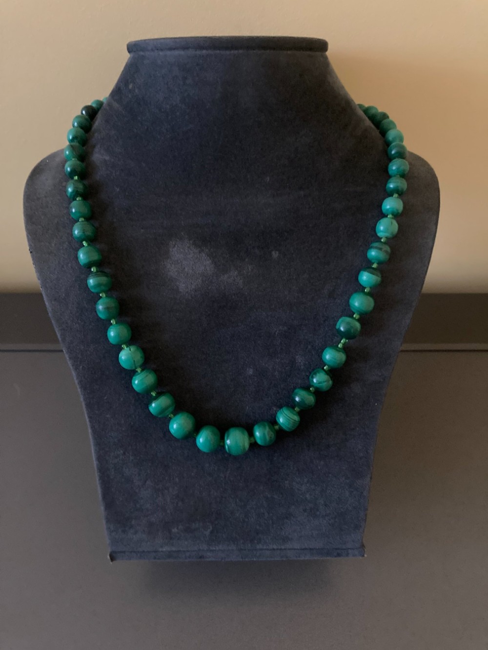 A 1950s strand of graduated, polished green malachite beads arranged in a heart shape with a brass screw clasp. View II