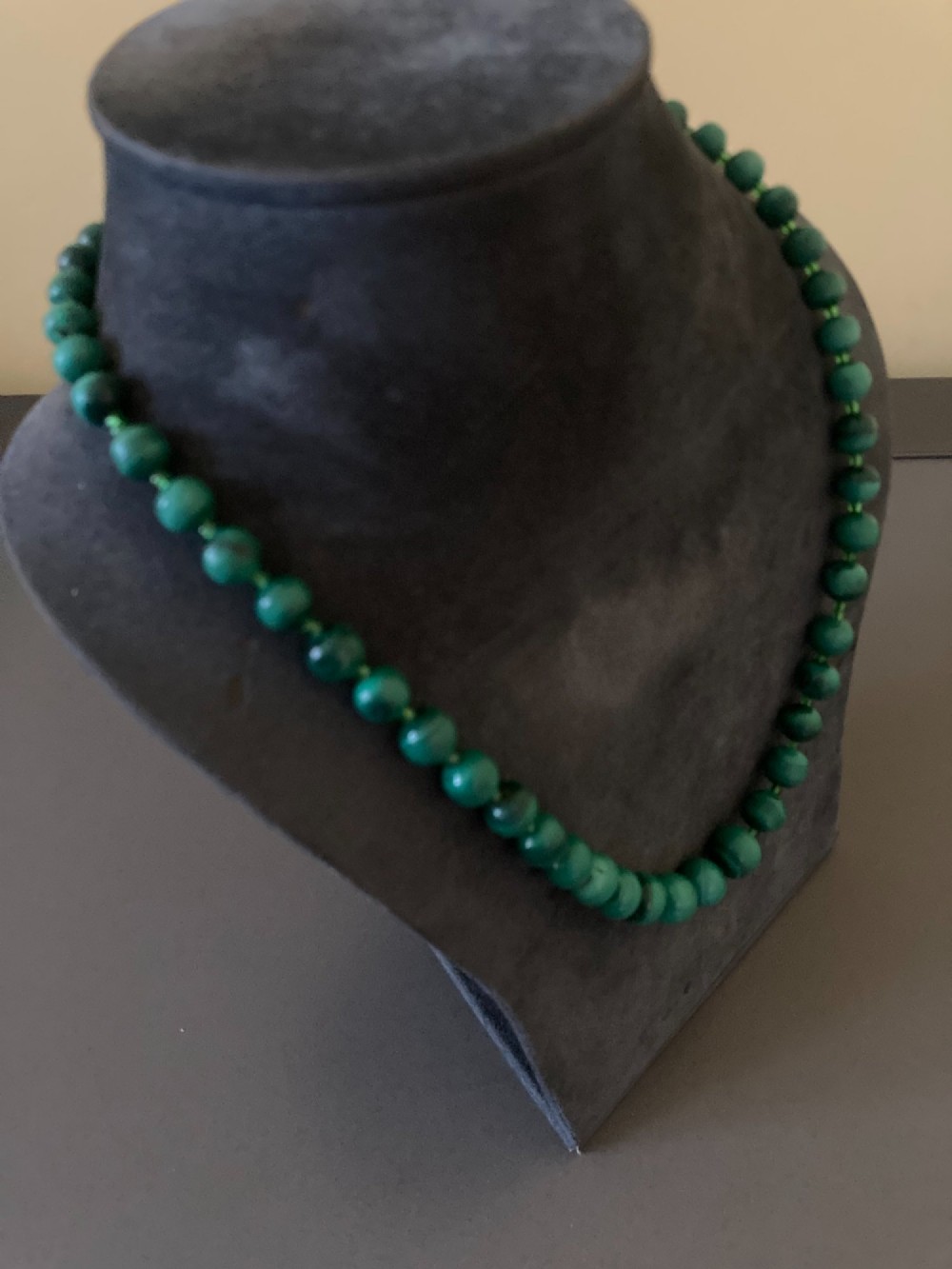 A 1950s strand of graduated, polished green malachite beads arranged in a heart shape with a brass screw clasp. View III