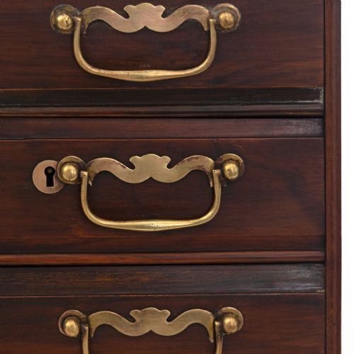 COMPACT MAHOGANY BANK OF DRAWERS WITH BRASS DROP HANDLES - ADDITIONAL PHOTO 3