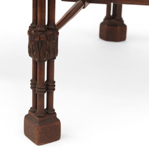 EXCEPTIONAL QUALITY SMALL MAHOGANY TABLE WITH FIDDLEBACK TOP - ADDITIONAL PHOTO 2