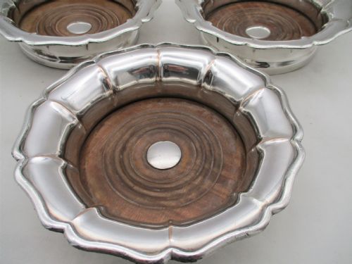 FINE SET OF 3 OLD SHEFFIELD PLATED WINE BOTTLE COASTERS C1830 - ADDITIONAL PHOTO 4
