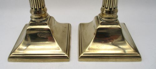 GOOD PAIR OF BRASS COLUMN CANDLESTICKS 18TH19TH CENTURY - ADDITIONAL PHOTO 3