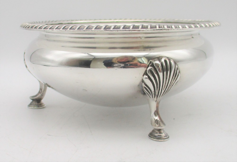 Unusual Set of 4 Large Silver Plated Bowls  - Diameter 14.5cm View V